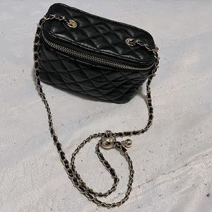 Adjustable strap purse